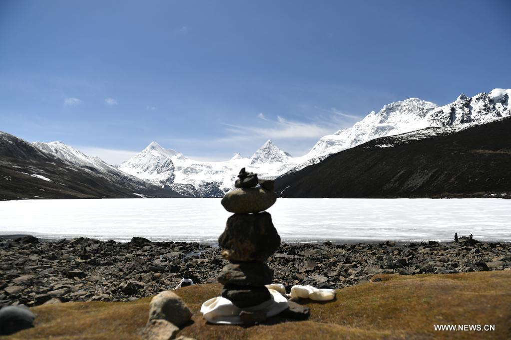 Photo taken on May 4, 2021 shows a view of the Sapukonglagabo Mountain in Biru County of Nagqu, southwest China's Tibet Autonomous Region. (Xinhua/Sun Ruibo)