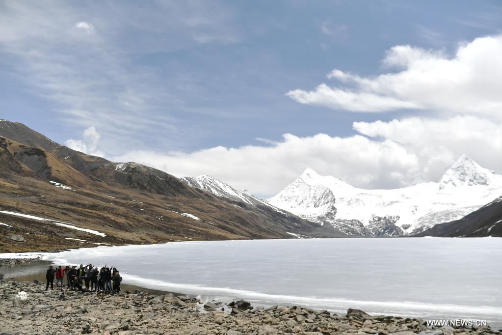 Tourists take photos near the Sapukonglagabo Mountain in Biru County of Nagqu, southwest China's Tibet Autonomous Region, May 4, 2021. (Xinhua/Sun Ruibo)