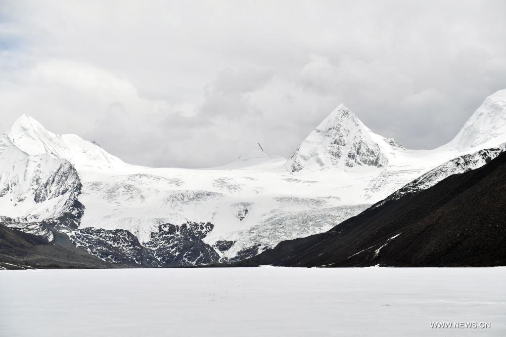 Photo taken on May 4, 2021 shows a view of the Sapukonglagabo Mountain in Biru County of Nagqu, southwest China's Tibet Autonomous Region. (Xinhua/Sun Ruibo)