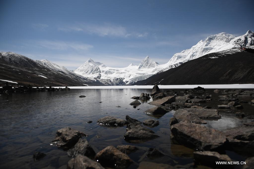 Photo taken on May 4, 2021 shows a view of the Sapukonglagabo Mountain in Biru County of Nagqu, southwest China's Tibet Autonomous Region. (Xinhua/Sun Ruibo)