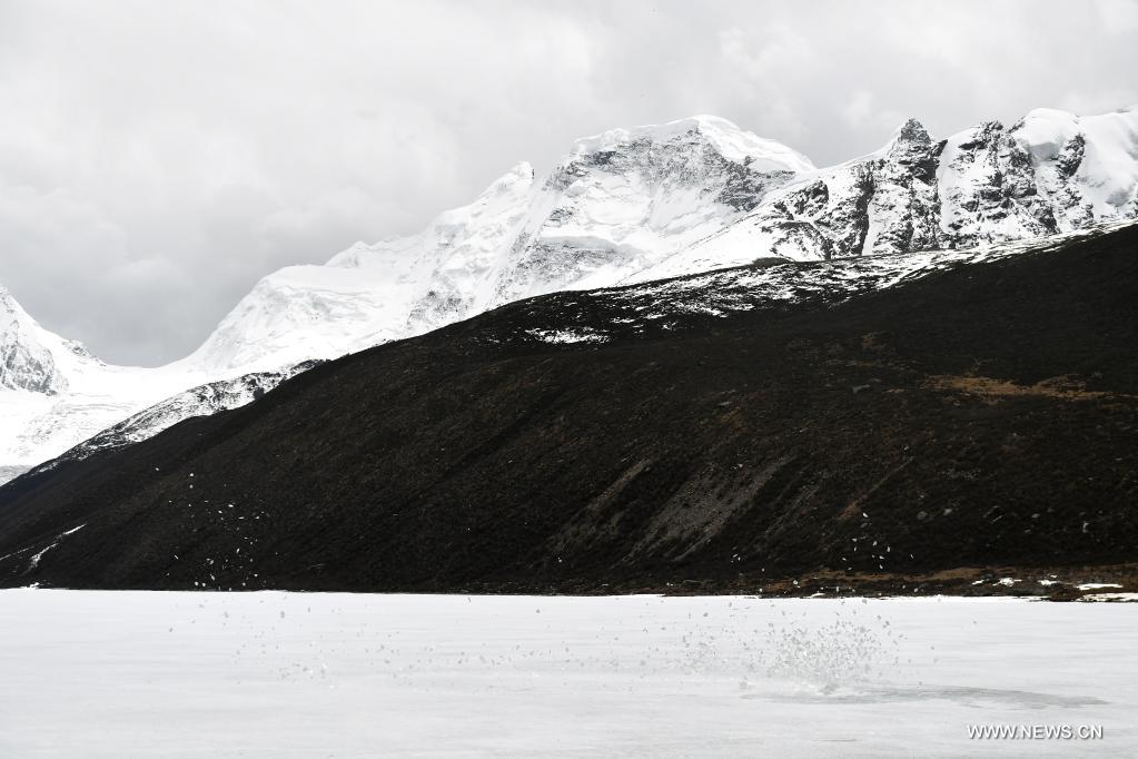 Photo taken on May 4, 2021 shows a view of the Sapukonglagabo Mountain in Biru County of Nagqu, southwest China's Tibet Autonomous Region. (Xinhua/Sun Ruibo)