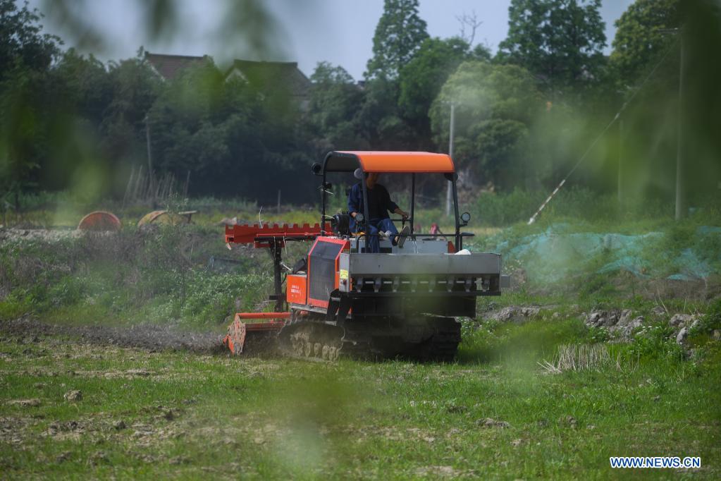 Photo taken on May 7, 2021 shows a farming machine working in the field in Donglin Town of Wuxing District, Huzhou City, east China's Zhejiang Province. (Xinhua/Xu Yu)