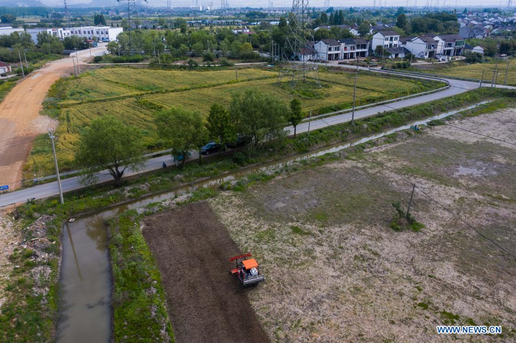 Aerial photo taken on May 7, 2021 shows a farming machine working in the field in Donglin Town of Wuxing District, Huzhou City, east China's Zhejiang Province. (Xinhua/Xu Yu)