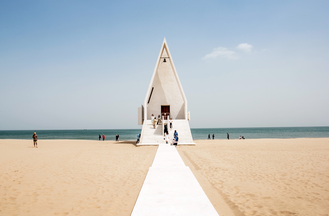 河北藏着一个小三亚，白色礼堂成为网红景点