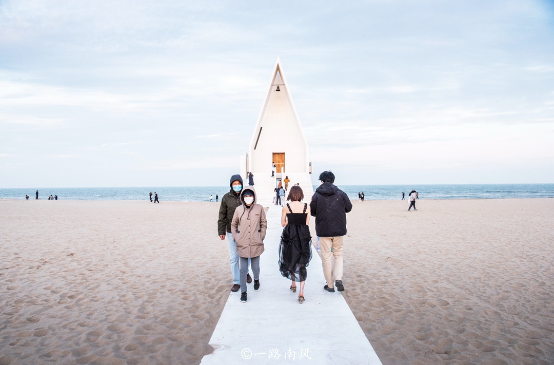 河北藏着一个小三亚，白色礼堂成为网红景点