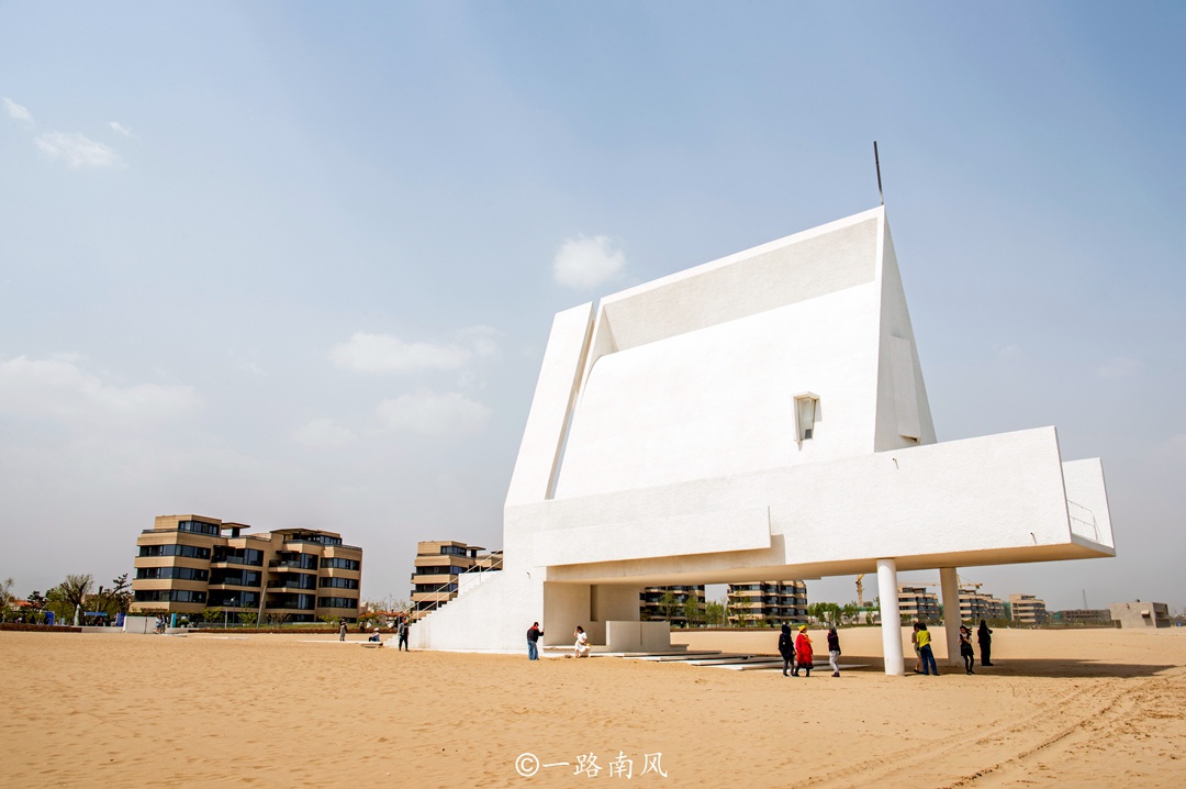 河北藏着一个小三亚，白色礼堂成为网红景点