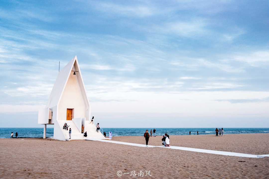 河北藏着一个小三亚，白色礼堂成为网红景点