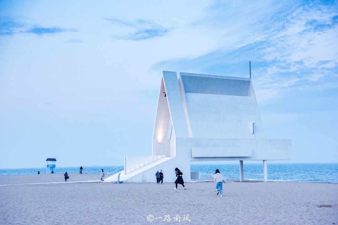 河北藏着一个小三亚，白色礼堂成为网红景点