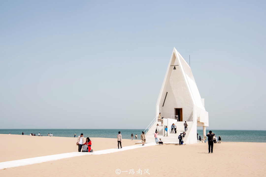 河北藏着一个小三亚，白色礼堂成为网红景点