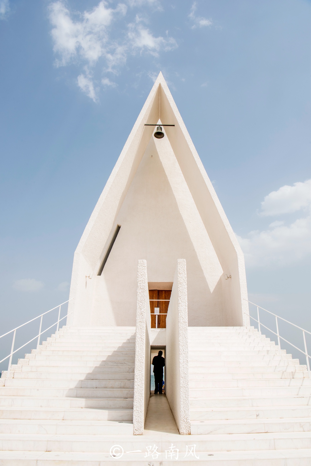 河北藏着一个小三亚，白色礼堂成为网红景点