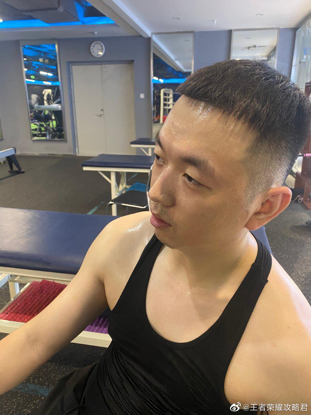 药水哥竟然这么瘦了,现在是不是特别帅气?