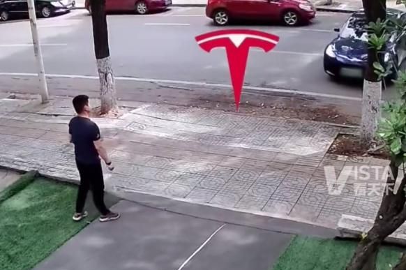 男子在路边玩手机,看到正在掉头的特斯拉,下一秒求生欲爆发了!休闲区蓝鸢梦想 - Www.slyday.coM 男子在路边玩手机,看到正在掉头的特斯拉,下一秒求生欲爆发了!休闲区蓝鸢梦想 - Www.slyday.coM