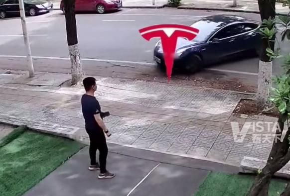 男子在路边玩手机,看到正在掉头的特斯拉,下一秒求生欲爆发了!休闲区蓝鸢梦想 - Www.slyday.coM 男子在路边玩手机,看到正在掉头的特斯拉,下一秒求生欲爆发了!休闲区蓝鸢梦想 - Www.slyday.coM