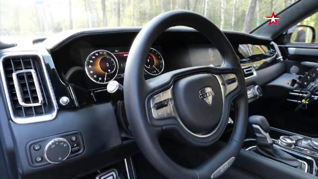 纪念卫国战争胜利76周年莫斯科阅兵式的检阅车是新型Aurus