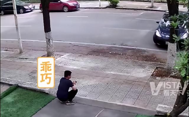 男子在路边玩手机,看到正在掉头的特斯拉,下一秒求生欲爆发了!休闲区蓝鸢梦想 - Www.slyday.coM 男子在路边玩手机,看到正在掉头的特斯拉,下一秒求生欲爆发了!休闲区蓝鸢梦想 - Www.slyday.coM