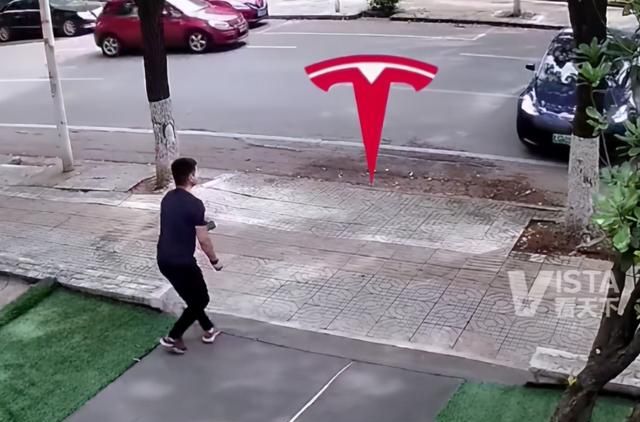 男子在路边玩手机,看到正在掉头的特斯拉,下一秒求生欲爆发了!休闲区蓝鸢梦想 - Www.slyday.coM 男子在路边玩手机,看到正在掉头的特斯拉,下一秒求生欲爆发了!休闲区蓝鸢梦想 - Www.slyday.coM