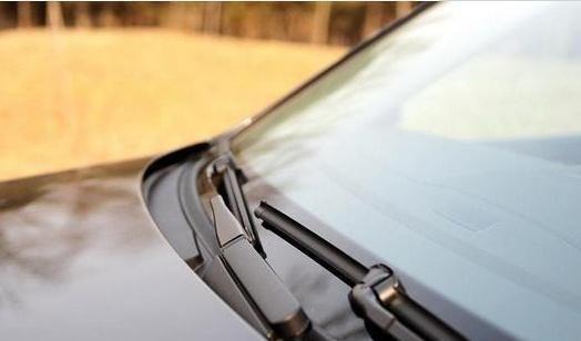 当车子上的雨刷器刮不干净时，不要立刻换掉，可以先试试一个做法