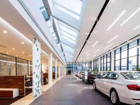 买车时，很多4S店都让车主等上一晚再来取车，这是因为什么？