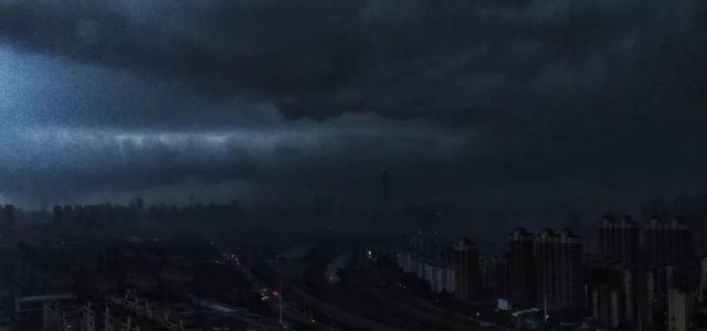 大!的!雨(暴雨中的武汉)雾雨蒙蒙,黑云压城狂风暴雨,电闪雷鸣