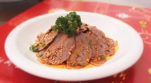 做凉菜时用到的肉类食材,多半是肘子,牛腱,猪头肉,牛肚等等,这一类