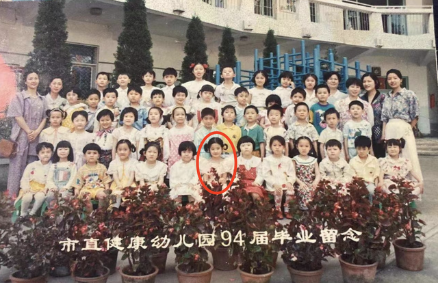 刘亦菲幼儿园毕业照曝光,扎羊角辫超软萌,网友大赞从小就是c位
