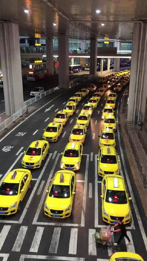 重庆江北机场t3航站楼外有一个网红出租车拍照地