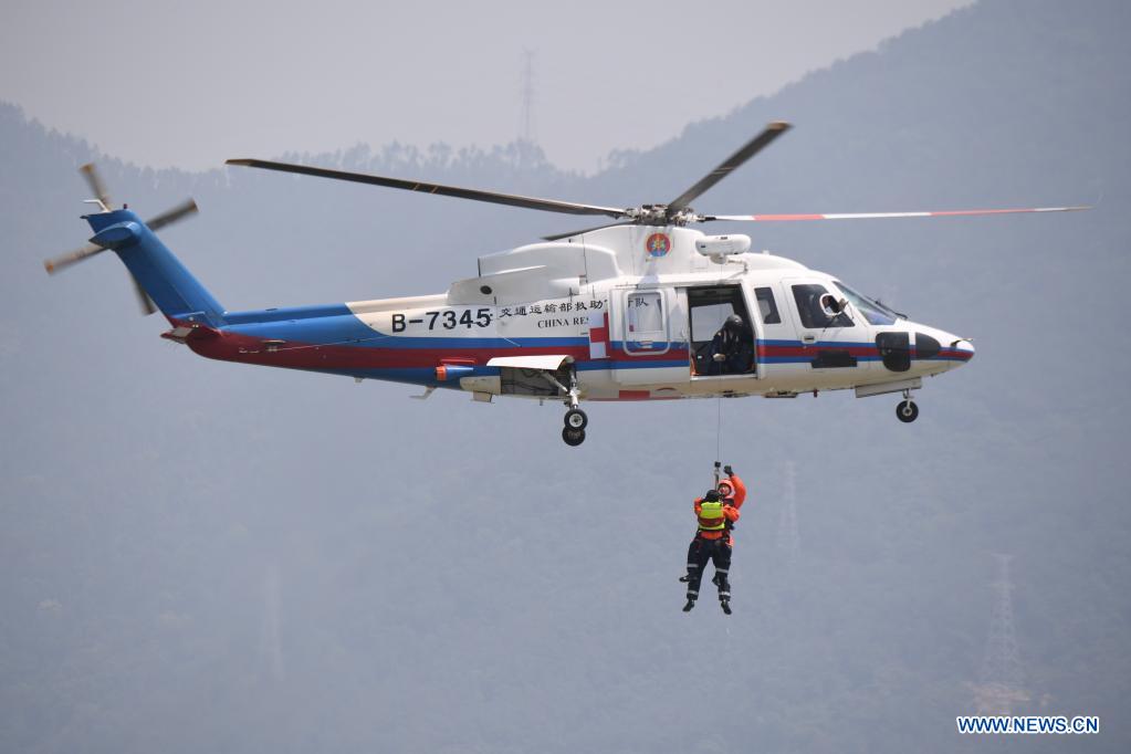 The Donghai No.2 flying rescue service participates in an emergency rescue drill in Fuzhou, capital of southeast China's Fujian Province, May 10, 2021. A comprehensive emergency rescue drill hosted by the Red Cross Society of China was held in Fuzhou on Monday. A total of 13 Red Cross rescue teams from all over the country and the Donghai No.2 flying rescue service participated in the drill and systematically exercised rescue subjects like aquatic lifesaving, search and rescue, medical treatment, water supply and etc., in an effort to improve the joint rescue capability of various rescue teams at different levels. (Xinhua/Jiang Kehong)