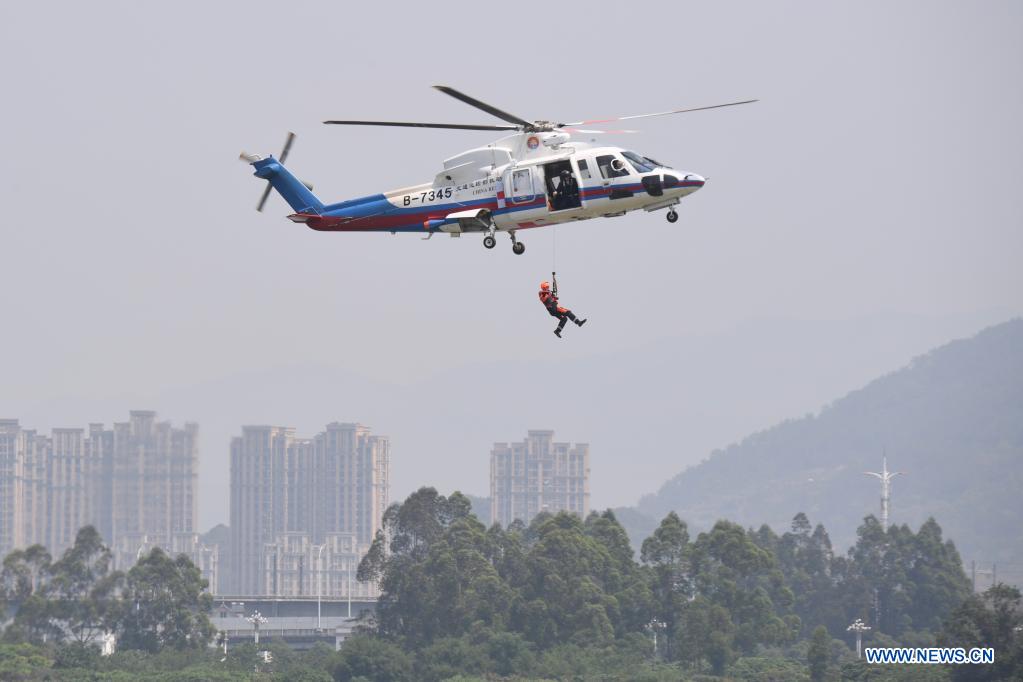 The Donghai No.2 flying rescue service participates in an emergency rescue drill in Fuzhou, capital of southeast China's Fujian Province, May 10, 2021. A comprehensive emergency rescue drill hosted by the Red Cross Society of China was held in Fuzhou on Monday. A total of 13 Red Cross rescue teams from all over the country and the Donghai No.2 flying rescue service participated in the drill and systematically exercised rescue subjects like aquatic lifesaving, search and rescue, medical treatment, water supply and etc., in an effort to improve the joint rescue capability of various rescue teams at different levels. (Xinhua/Jiang Kehong)