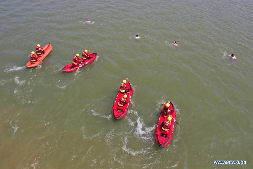 Aerial photo taken on May 10, 2021 shows Red Cross rescue teams participating in an aquatic lifesaving exercise during an emergency rescue drill in Fuzhou, capital of southeast China's Fujian Province. A comprehensive emergency rescue drill hosted by the Red Cross Society of China was held in Fuzhou on Monday. A total of 13 Red Cross rescue teams from all over the country and the Donghai No.2 flying rescue service participated in the drill and systematically exercised rescue subjects like aquatic lifesaving, search and rescue, medical treatment, water supply and etc., in an effort to improve the joint rescue capability of various rescue teams at different levels. (Xinhua/Jiang Kehong)