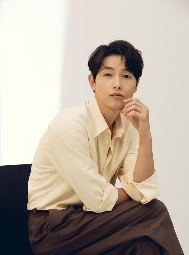 宋仲基在tvn《黑道律师文森佐》(vincenzo)表现亮眼,在剧中诠释的