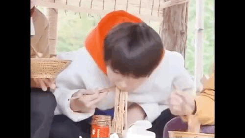 宋亚轩吃东西嘴巴鼓鼓的样子也太可爱了吧今天是化身妈粉的一天