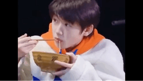 宋亚轩吃东西嘴巴鼓鼓的样子也太可爱了吧今天是化身妈粉的一天