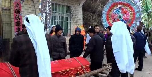农村处理遗体的4件忌讳之事嘴空着穿黑寿衣脚悬空头顶棺材板