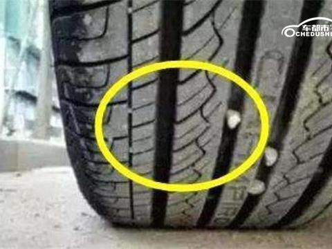 车都市汽车养护专家：卡在轮胎缝里面的小石子要及时清理