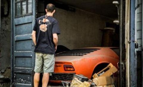 小伙察觉到老旧仓库里面有异常，打开一看，整个人都没办法淡定了