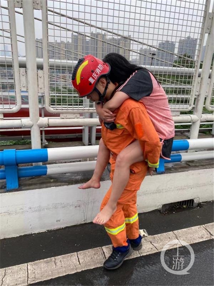 女孩悬坐在30米高的大桥护栏外想轻生 接下来一幕暖心了休闲区蓝鸢梦想 - Www.slyday.coM 女孩悬坐在30米高的大桥护栏外想轻生 接下来一幕暖心了休闲区蓝鸢梦想 - Www.slyday.coM