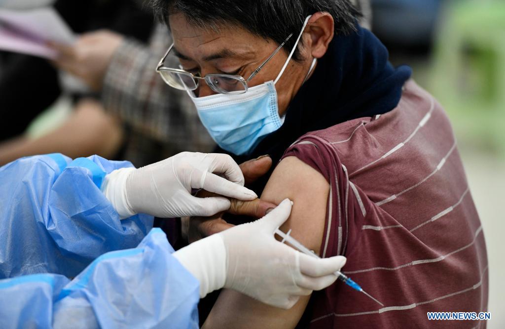 A courier gets administered against COVID-19 at a vaccination site in Nankai District, north China's Tianjin, May 12, 2021. A temporary vaccination site was launched to administer the second dose of COVID-19 vaccine for more than 1,000 deliverymen at Hongqi South Road of Nankai District, north China's Tianjin. The vaccination was arranged at night, in order not to affect the couriers' delivery work during the daytime. (Xinhua/Zhao Zishuo)