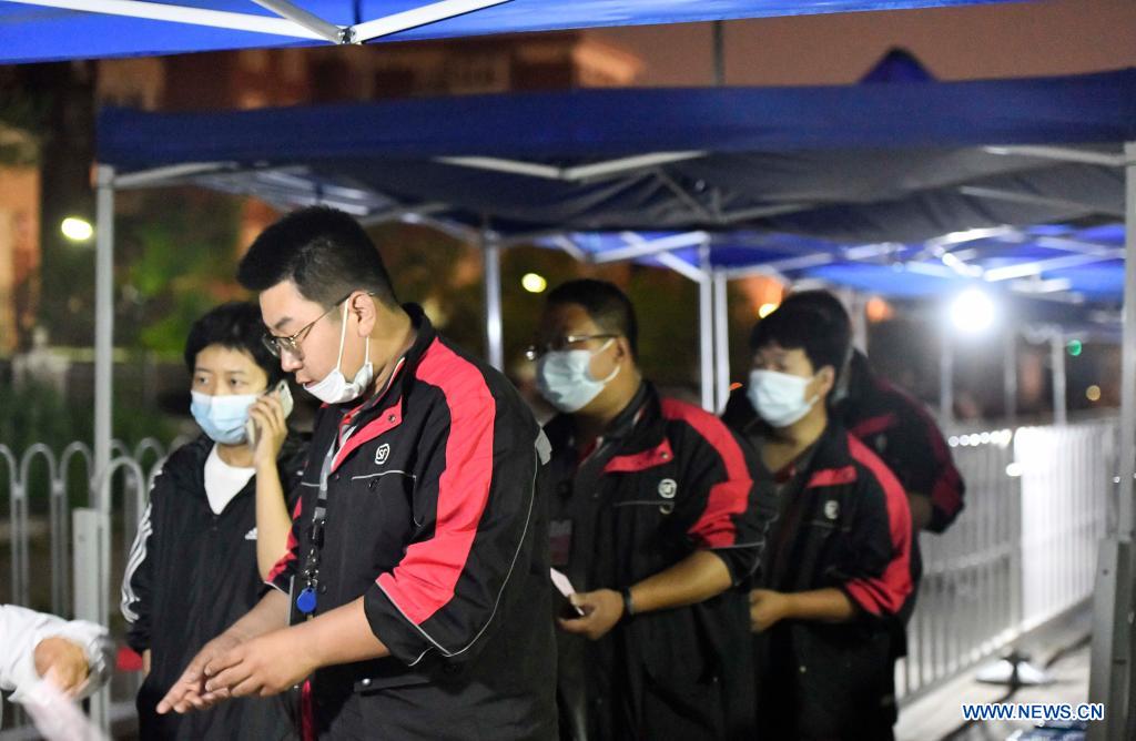 Couriers queue up to get administered against COVID-19 at a vaccination site in Nankai District, north China's Tianjin, May 12, 2021. A temporary vaccination site was launched to administer the second dose of COVID-19 vaccine for more than 1,000 deliverymen at Hongqi South Road of Nankai District, north China's Tianjin. The vaccination was arranged at night, in order not to affect the couriers' delivery work during the daytime. (Xinhua/Zhao Zishuo)