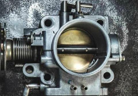 积碳对发动机的危害究竟有多大？形成的发动机积碳应该怎么解决？