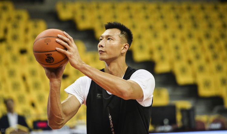 谈“辉”色变！杜峰暂停专门叮嘱球员小心，王晓辉式犯规该治治了