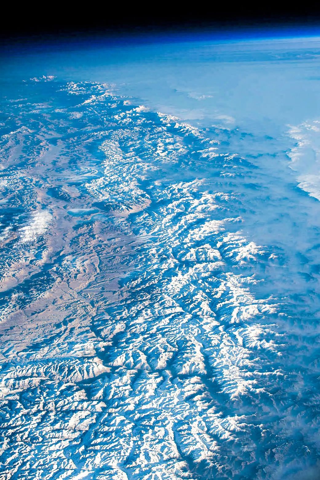 人们几乎找不到类似的地貌这里的火山分布零散缺乏线性的火山链和洋