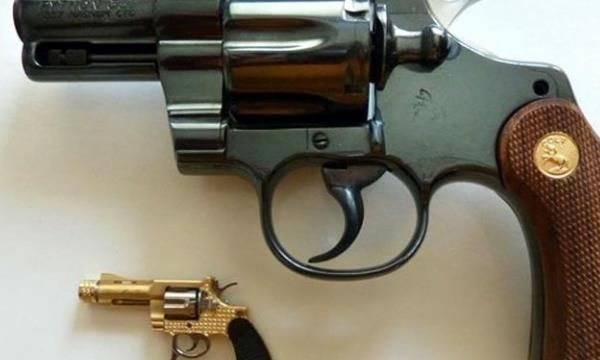 5厘米,扳机更是不足以放下一根手指头,完全能够轻易的隐藏在衣服口袋