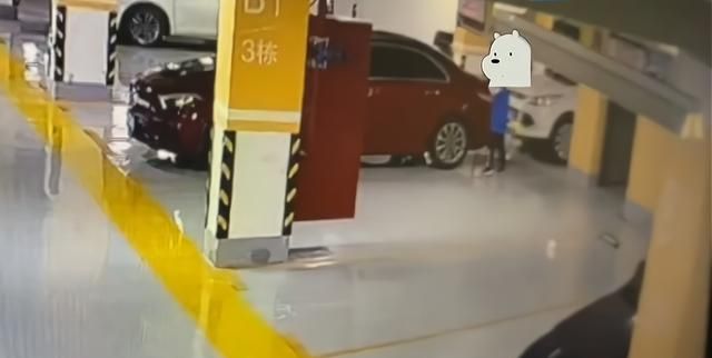 6岁熊孩子刮花奔驰车,车主索赔遭拒,熊孩子妈妈:孩子小不懂事休闲区蓝鸢梦想 - Www.slyday.coM 6岁熊孩子刮花奔驰车,车主索赔遭拒,熊孩子妈妈:孩子小不懂事休闲区蓝鸢梦想 - Www.slyday.coM