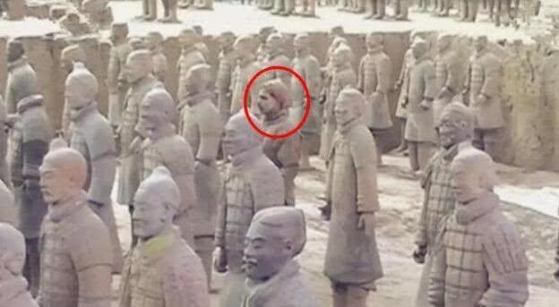 男子参观时发现兵马俑有异常报告管理员后查出的真相让人惊讶