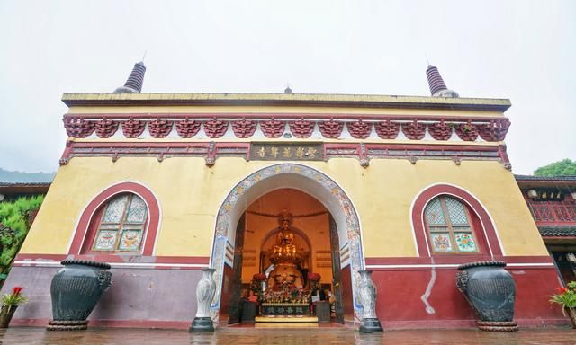 峨眉山皇家寺院中,有座精致的佛像,它是镇寺院之宝更是镇山之宝