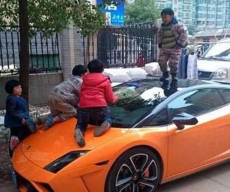 6岁熊孩子刮花奔驰车,车主索赔遭拒,熊孩子妈妈:孩子小不懂事休闲区蓝鸢梦想 - Www.slyday.coM 6岁熊孩子刮花奔驰车,车主索赔遭拒,熊孩子妈妈:孩子小不懂事休闲区蓝鸢梦想 - Www.slyday.coM