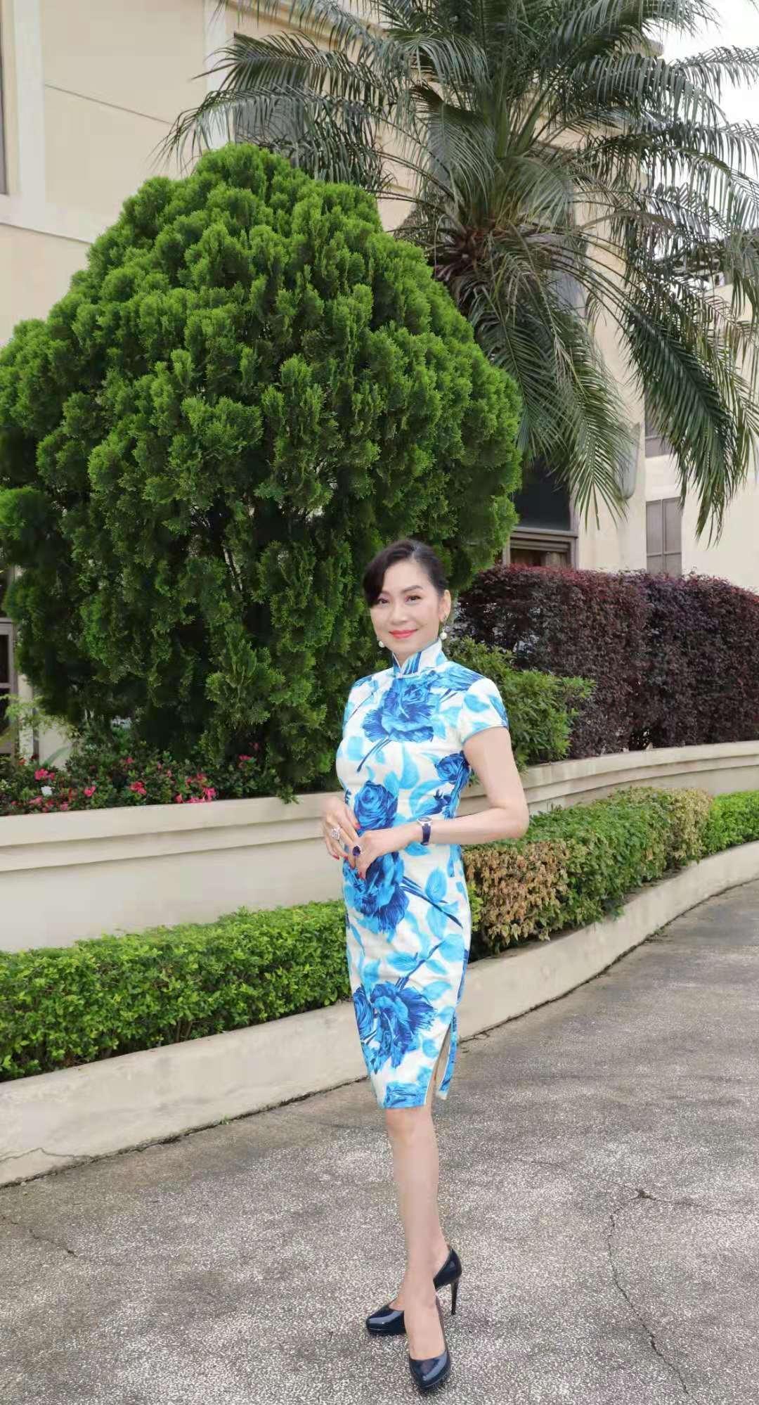 邝美云越老越时髦，穿绿色蕾丝礼服浪漫精致，57岁依旧风情万种