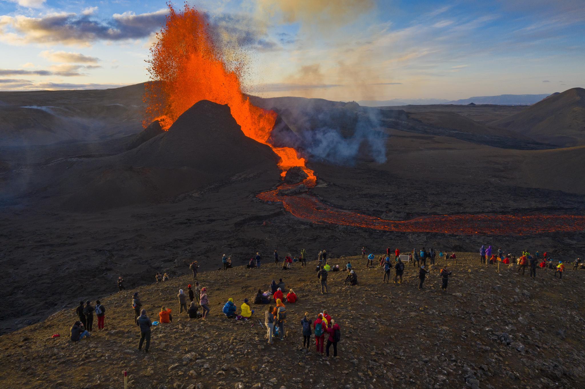 冰岛火山：岩浆喷涌半岛雅尼斯火山_新浪新闻