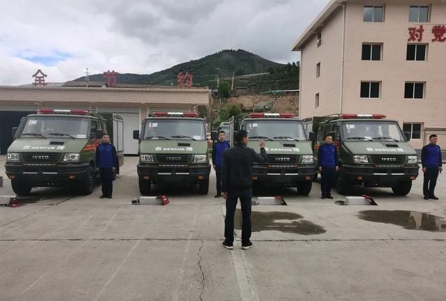 正文   5月15日,森林消防局配发的依维柯型班用突击车已经配送到位.