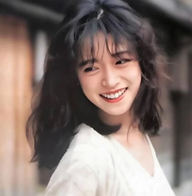单眼皮女生"画眼妆",港风一定是首选,步骤简单还不会出错